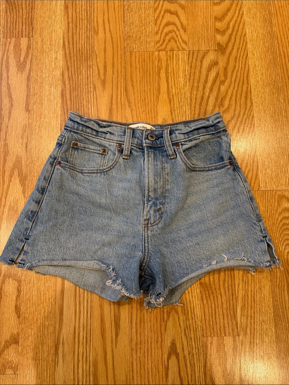 Abercrombie & Fitch The Mom Short Curve Love High Rise 000 / 23 cutoff
